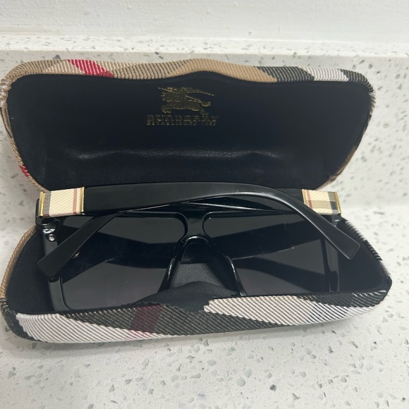 Woman’s Burberry Sunglasses - Picture 4 of 6